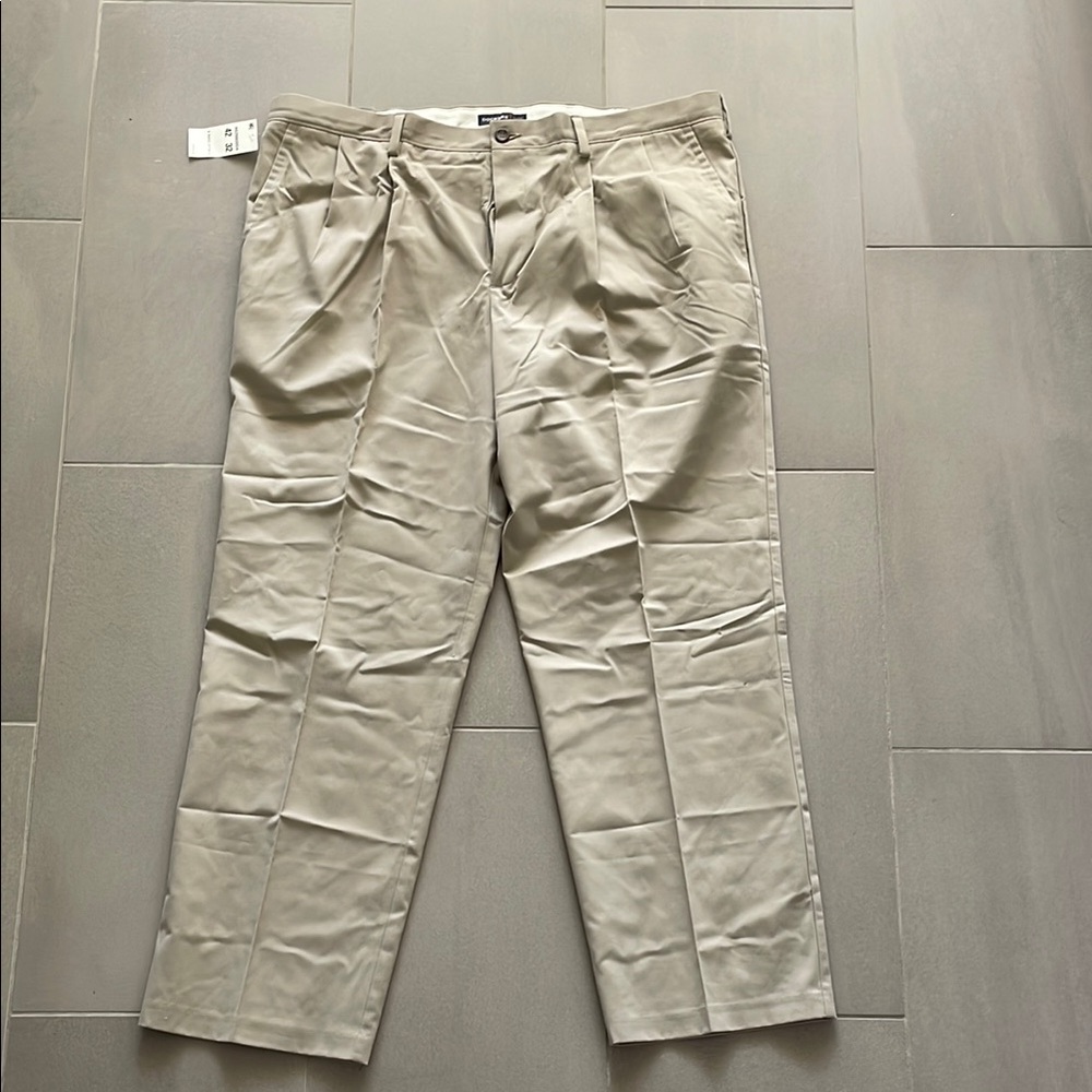 Dockers, easy khaki classic fit, pleated Men's Pants, NWT